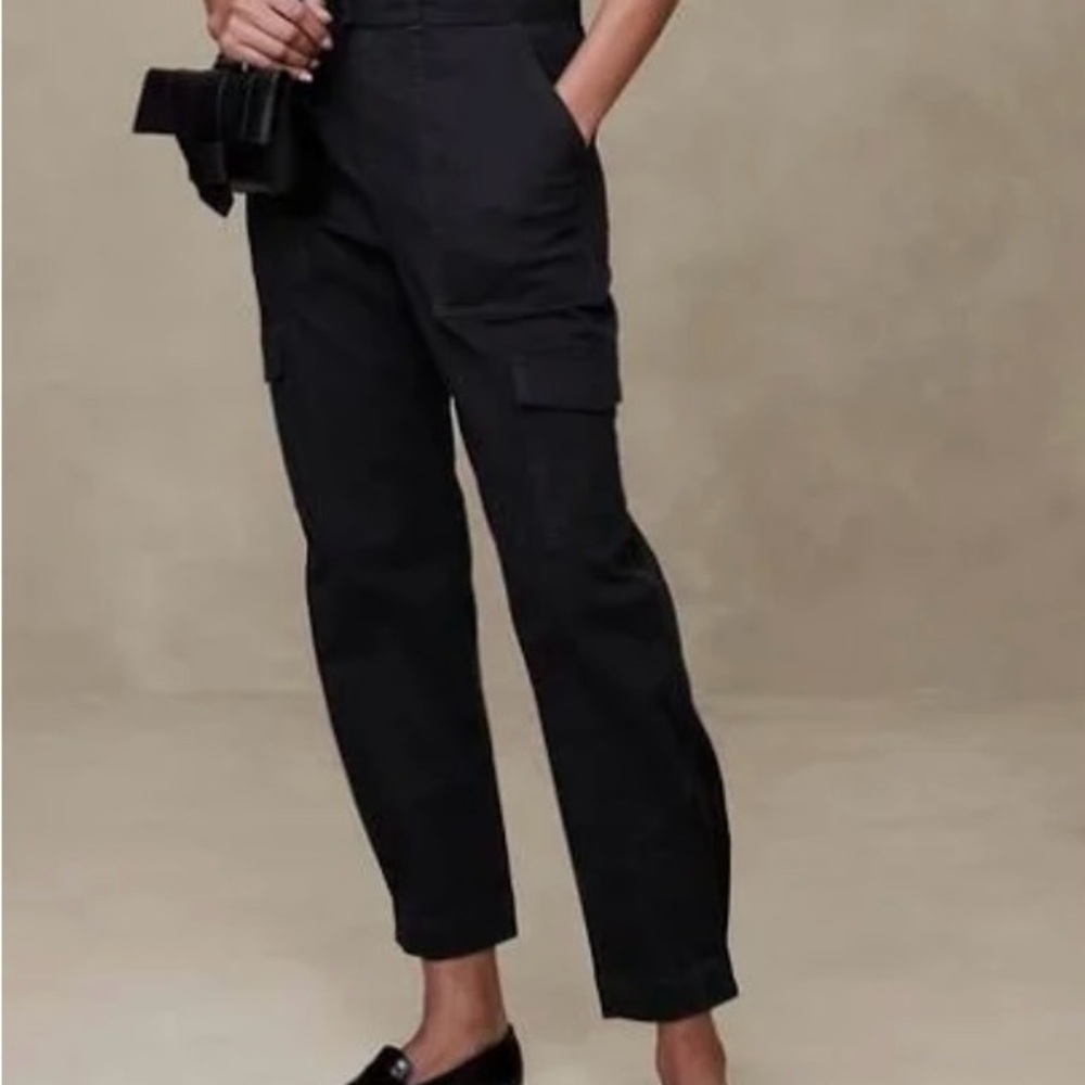 BANANA REPUBLIC HIGH WAISTED TAPERED CARGO - PLEATED CUFF - LUXURIOUS FABRIC